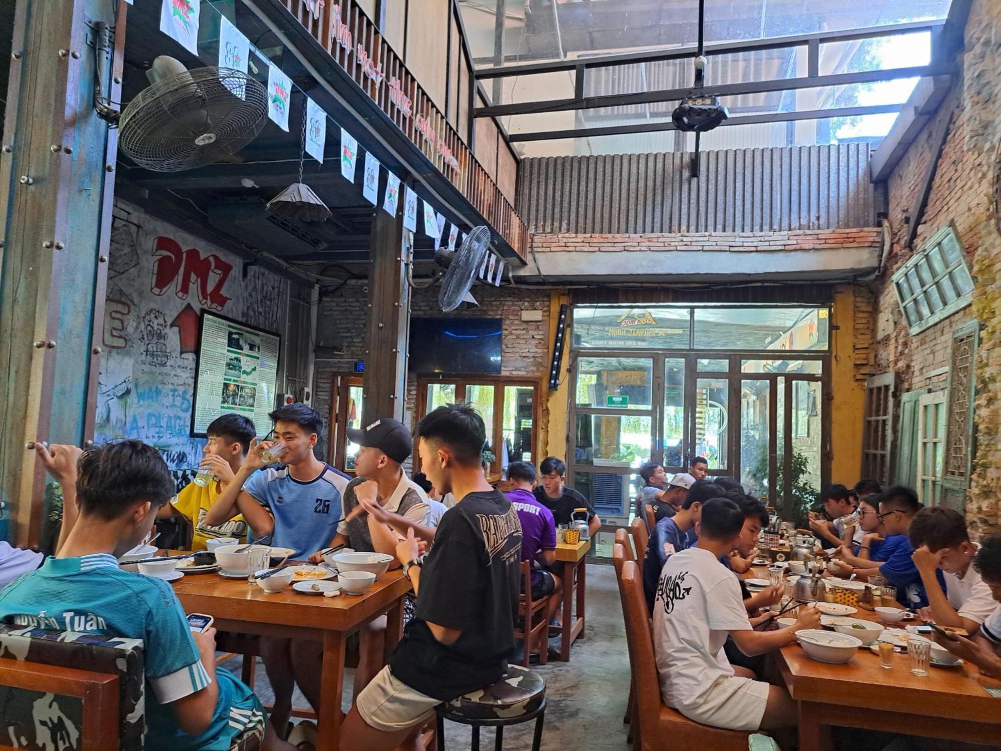 DMZ Hostel Hue Buitenkant foto
