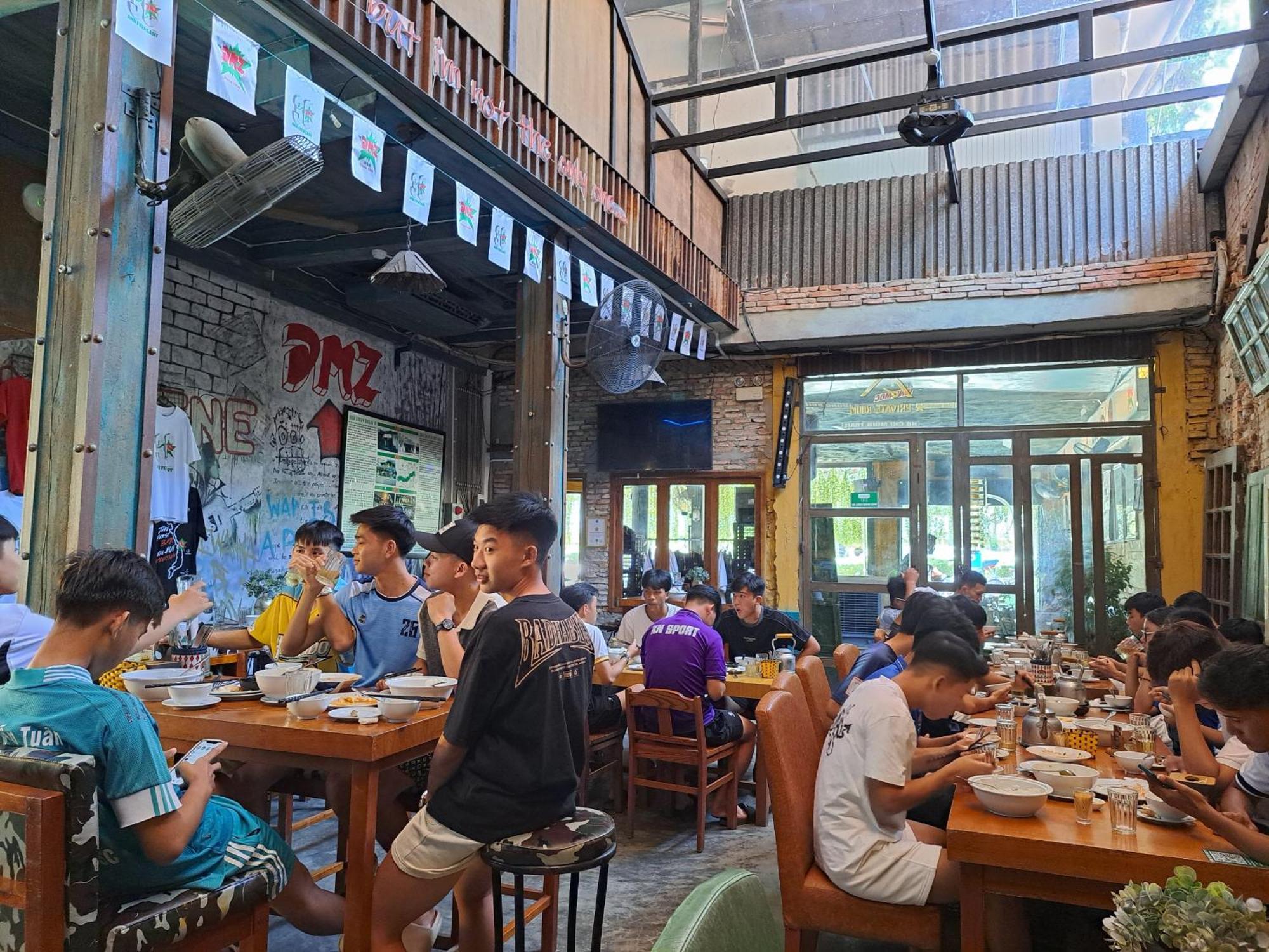 DMZ Hostel Hue Buitenkant foto